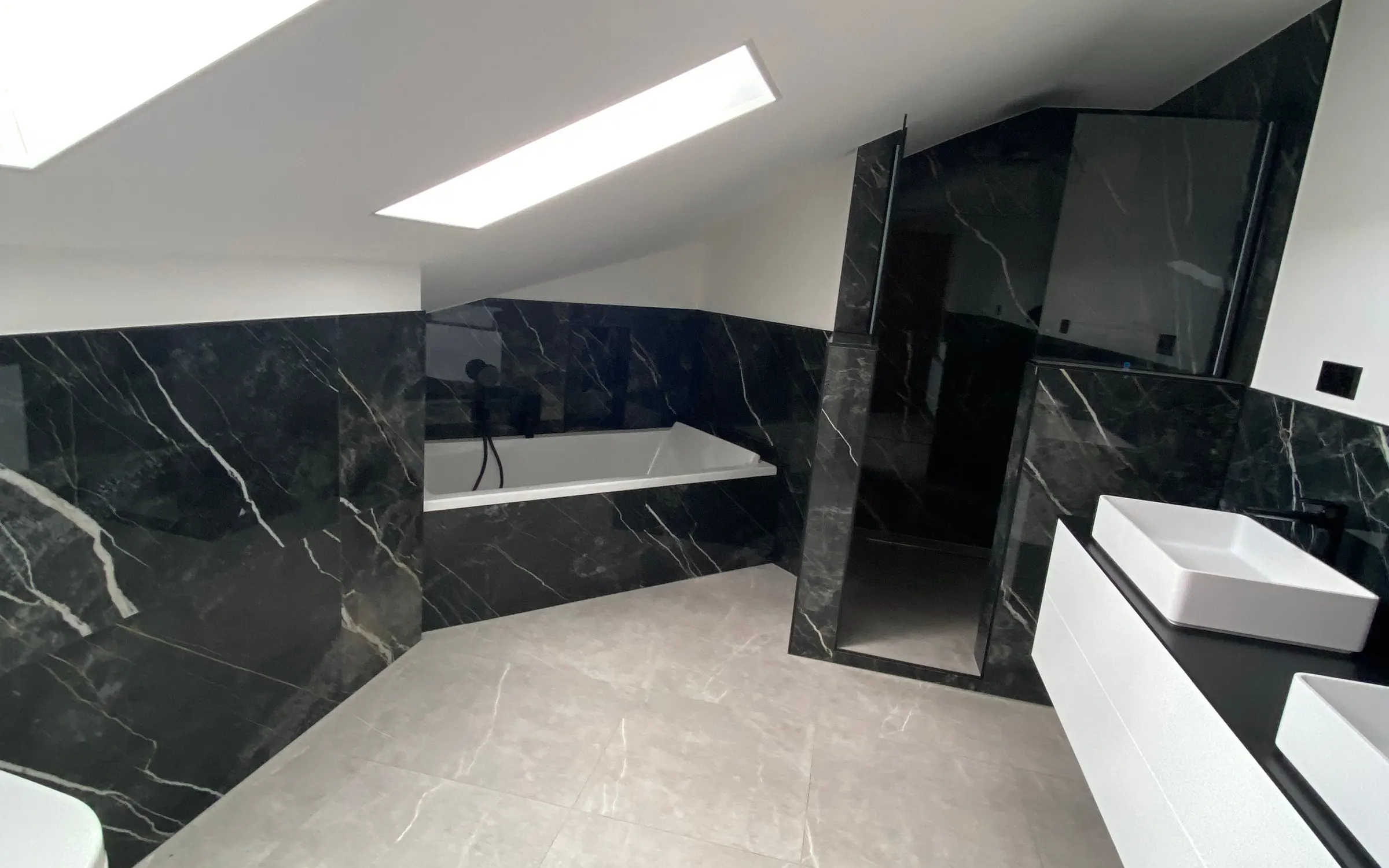 Fugenloses Marmorbad mit Badewanne und Walk-in-Dusche, gebaut von EnPro Haustechnik