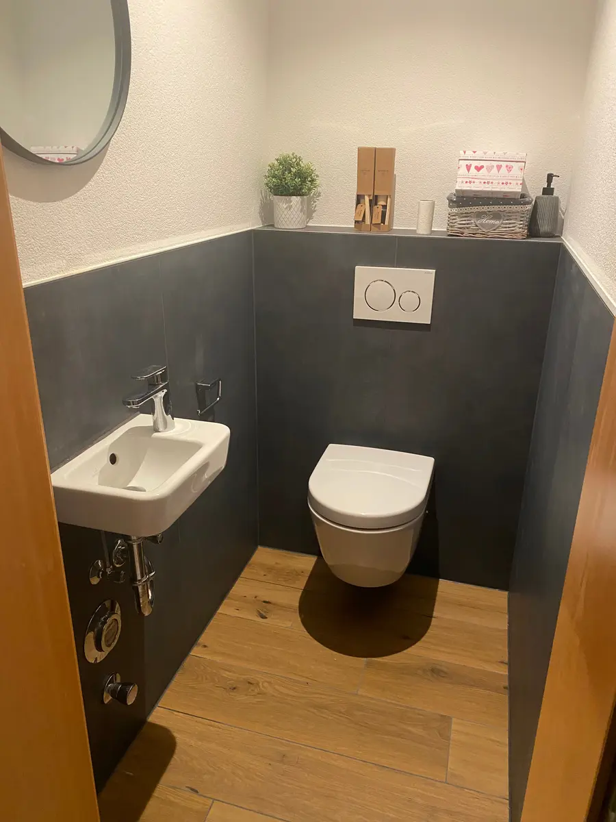Gäste-WC in Anthrazit und Holzoptik