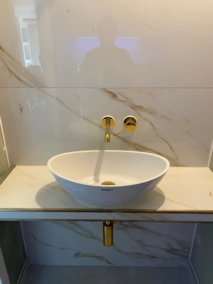 Waschtisch mit Gold- und Marmoroptik