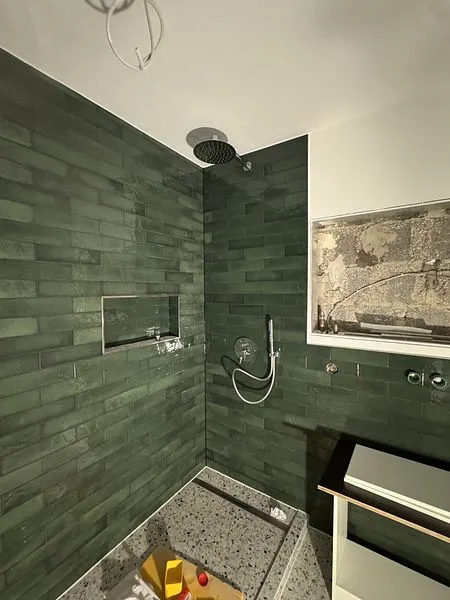 Walk-in-Dusche mit grünen Fliesen